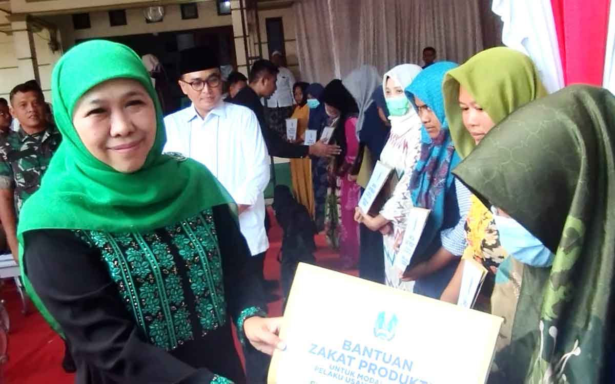 Gubernur Khofifah Salurkan Zakat Produktif Untuk Pelaku Usaha Ultra