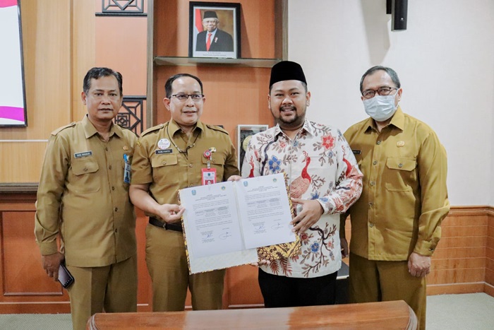 Ukur Kepuasan Pelayanan Publik Bupati Gresik Tandatangani Komitmen