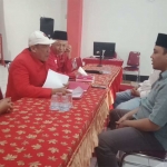 Ketua DPC PKB Kota Probolinggo, Abdul Mujib, bersama rombongan mendatangi kantor DPC PDIP di Jalan Brantas, Kelurahan Pilang, Kecamatan Kademangan.
