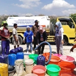 Pihak Bank BRI bersama BPBD dan Perwakilan Pemerintah Kecamatan Grabagan saat menyalurkan air bersih untuk warga terdampak kekeringan.