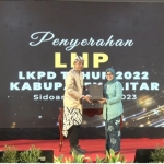 Bupati Blitar Rini Syarifah bersama Ketua DPRD Kabupaten Blitar Suwito Saren Satoto saat menerima WTP dari BPK.