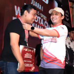 Penyerahan simbolis hadiah dan medali pemenang turnamen E-Sport oleh Wakil Wali Kota Pasuruan, Adi Wibowo