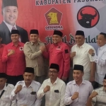 Para pengurus DPC Gerindra dan PDIP Kabupaten Pasuruan foto bersama usai halalbihalal.