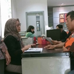 Salah satu warga penerima bantuan Program Indonesia Pintar saat berada di Kantor Cabang Bank BRI Gotong Royong, Kota Probolinggo.