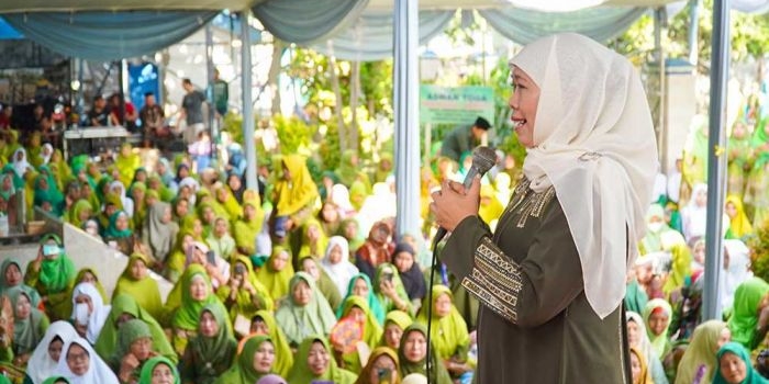 Ketua Umum PP Muslimat NU Khofifah Indar Parawansa memberikan sambutan sebelum melepas jemaah haji PC Muslimat NU Sidoarjo.