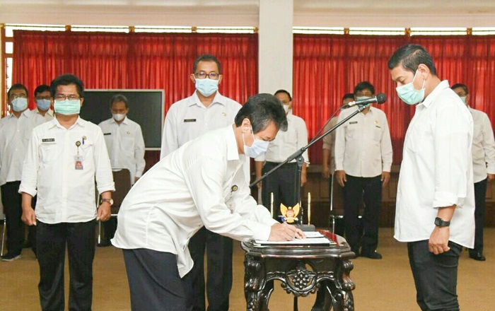 Siswanto saat menandatangani berita acara pengangkatannya, disaksikan oleh Wali Kota Kediri Abdullah Abu Bakar. foto: ist.