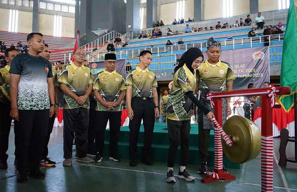 Pembukaan kejuaraan Pencak Silat Dandim 0809 Kediri Cup III, ditandai dengan pemukulan gong oleh Wali Kota Kediri Vinanda Prameswati. (Ist)
