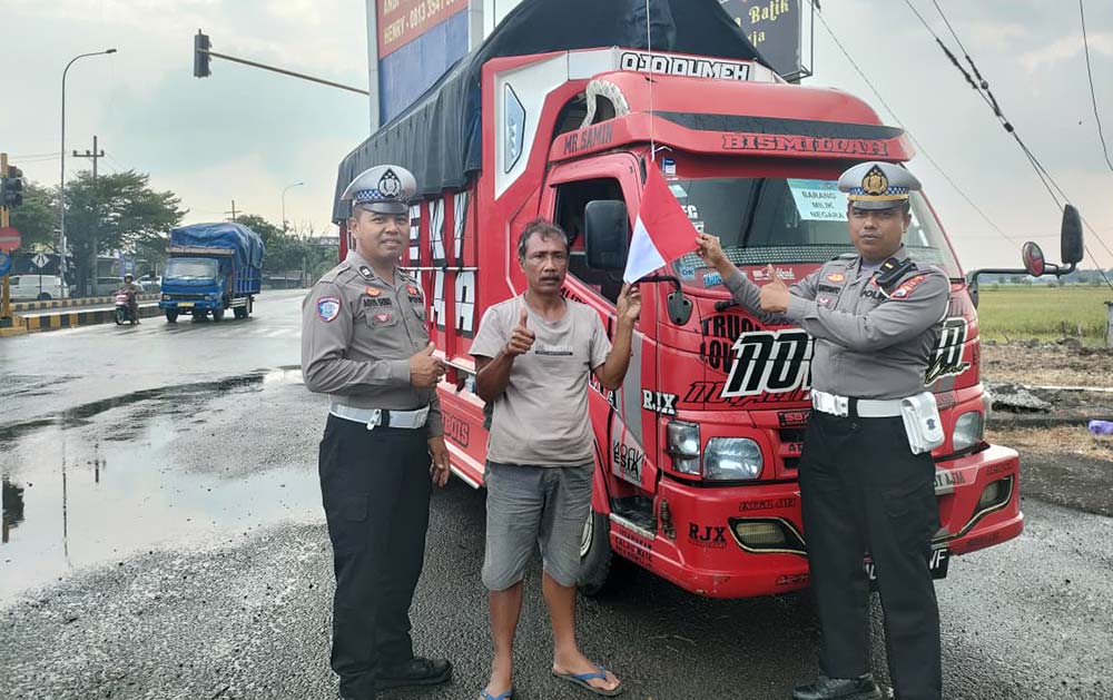 Sambut HUT ke-80 RI, Satlantas Polres Ngawi Bagikan Bendera Merah Putih kepada Pengendara