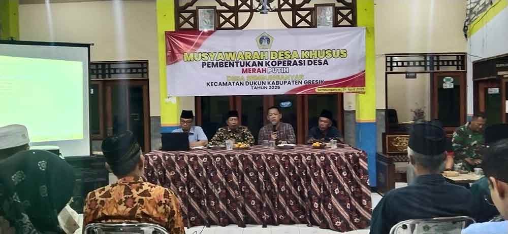 Camat Dukun, Gunawan Purna Atmaja bersama Kades Sembunganyar, Khobir saat musdes pembentukan Koperasi Desa Merah Putih. (Ist)
