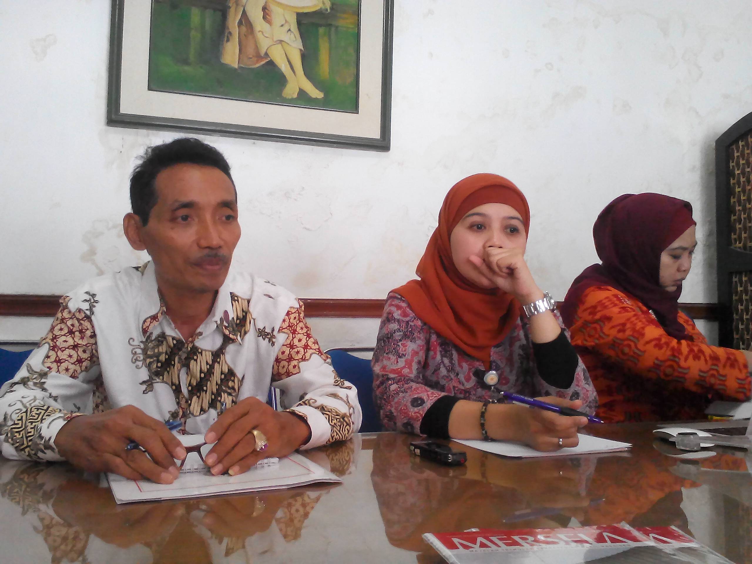 ASPIRASI. Suprianto (kiri) didampingi staf asdep wapres lainnya saat di pressroom Grahadi. foto : nisa/bangsaonline
