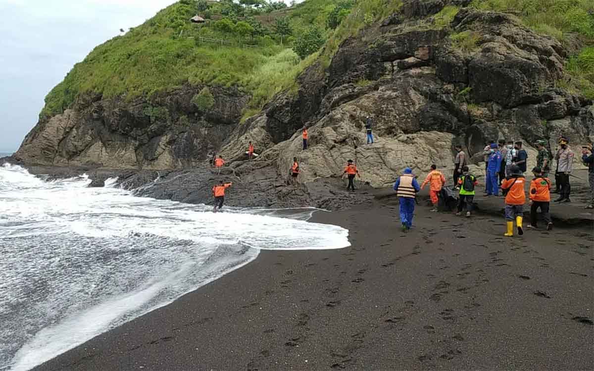 Petugas saat menyisir Pantai Payangan, Jember.