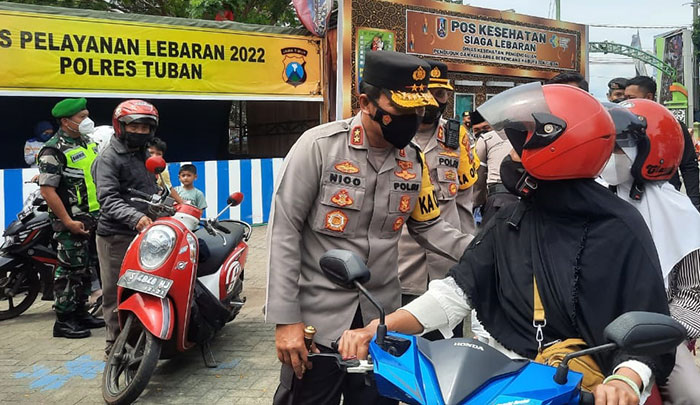 Kapolda Jatim, Irjen Pol Nico Afinta, bersama jajaran saat memantau arus balik lebaran di Pos Pelayanan Rest Area Tuban.
