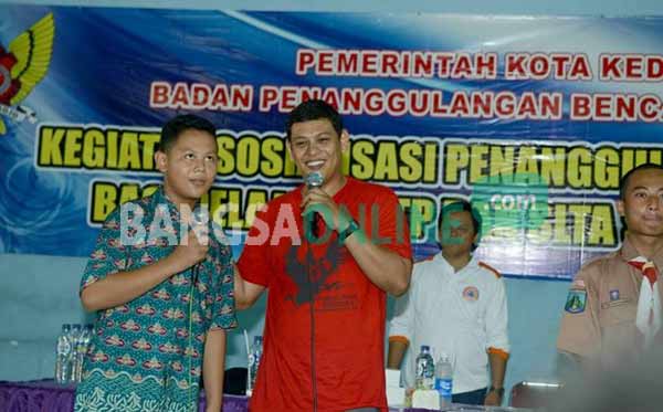 Wali Kota Kediri Abdullah Abu Bakar saat dialog bersama salah satu pelajar dalam pembukaan sosialisasi penanggulangan bencana. foto: arif kurniawan/BANGSAONLINE
