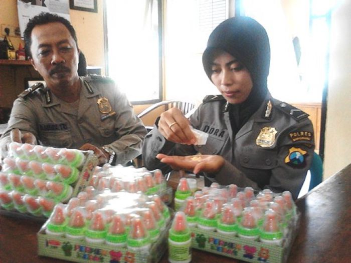 Polisi di Banyuwangi memeriksa jajanan permen dot yang diindikasikan mengandung narkoba.