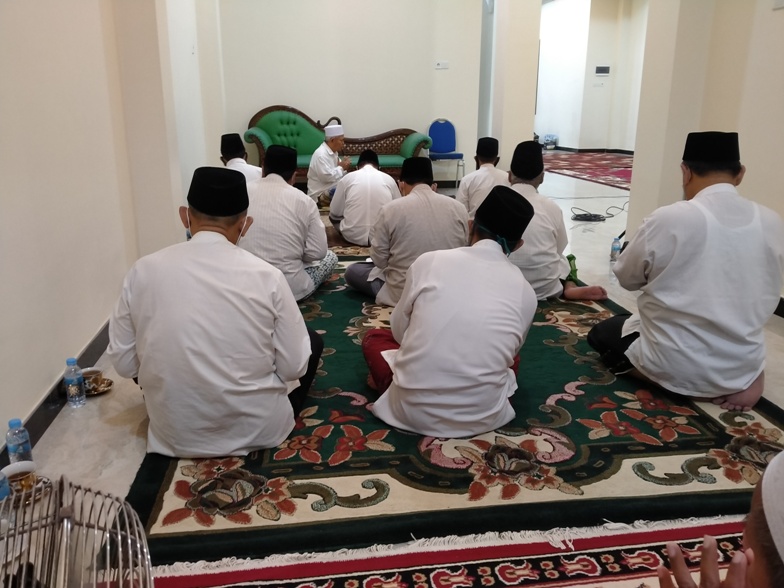 Para kiai di Jawa Timur melakukan ikhtiar batin untuk menghilangkan virus corona dengan bermunajat kepada Allah yaitu salat malam, istighatsah, dan doa bersama di Pondok Pesantren Amanatul Ummah Jalan Siwalankerto Utara Surabaya, Rabu (2/6/2020) malam. foto: MMA/ bangsaonline.com