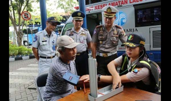 CEGAH LAKA-Petugas medis Satlantas Polres Mojokerto mengecek kesehatan seorang pengemudi. (foto: istimewa)