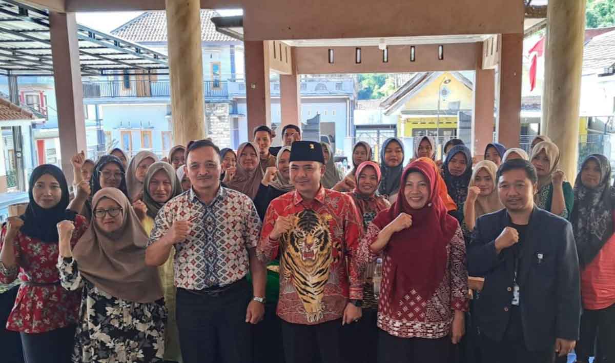 Anggota DPRD Kabupaten Malang, Feri Andi Suseko, saat menyapa masyarakat.