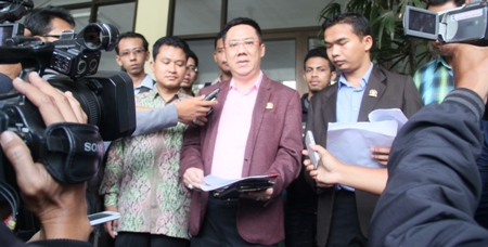 Kuasa hukum Abdul Aziz, Gunadi Handoko ketika menyampaikan rencana gugatan pada Rektor UIN Maliki Malang. (Robert/BANGSAONLINE)
