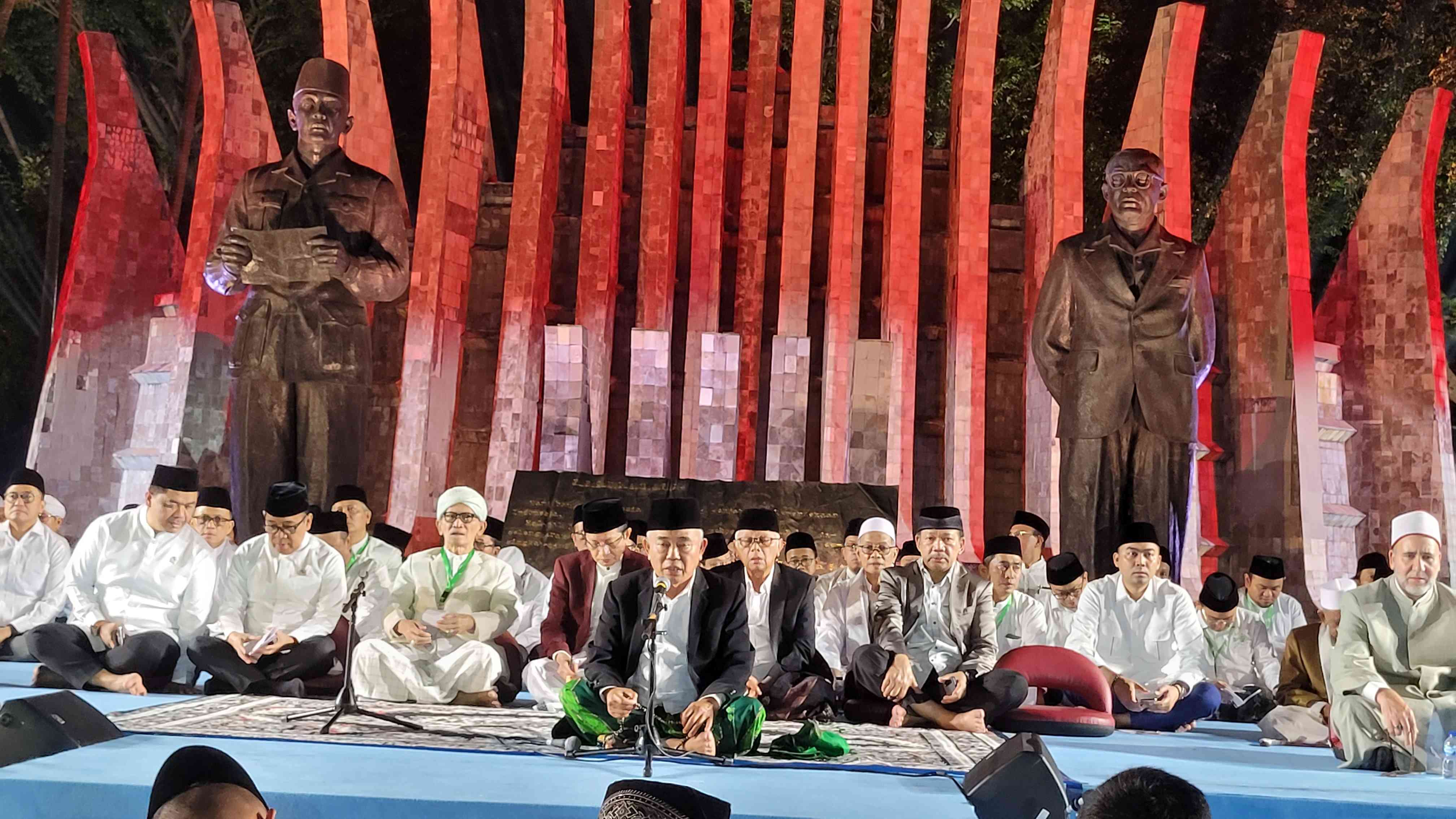 Prof Dr KH Asep Saifuddin Chalim, MA, saat memimpin Zikir Kebangsaan 80 Tahun Indonesia Merdeka. Acara zikir kebangsaan itu diselenggarakan oleh Kementerian Sekretaris Negara Republik Indonesia di Tugu Proklamasi Jakarta Pusat, Jumat (1/8/2025) malam. Foto: MMA/bangsaonline
