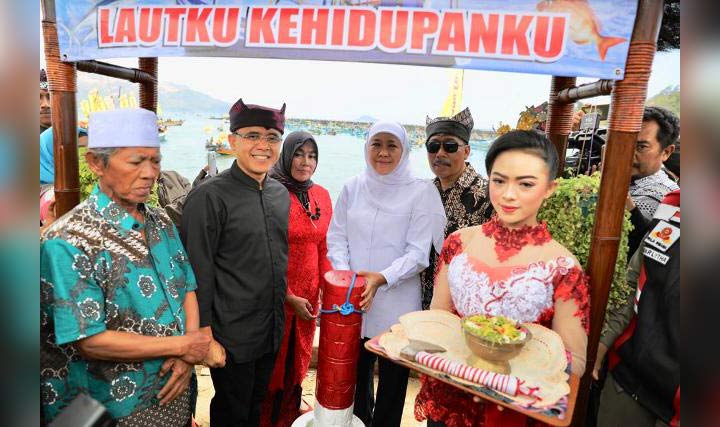 Gubernur Khofifah dan Bupati Azwar Anas menyaksikan ratusan masyarakat Pancer Desa Sumberagung Kecamatan Pesanggaran Kabupaten Banyuwangi menggelar ritual larung sesaji dalam rangka Petik Laut Pancer ke 43. foto: ist