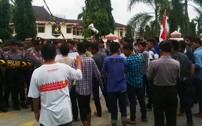 Massa saat tiba di depan kantor Pemkab Sumenep. foto: rahmatullah/ BANGSAONLINE