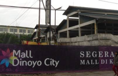 Proses pembangunan Mall Dinoyo City yang rencananya rampung bulan Juni mendatang. (foto: hamid/BANGSAONLINE)