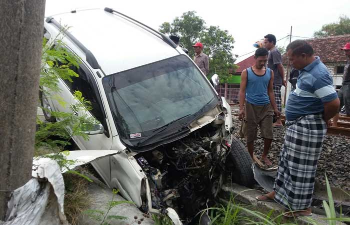 Kondisi mobil usai dihantam kereta api.