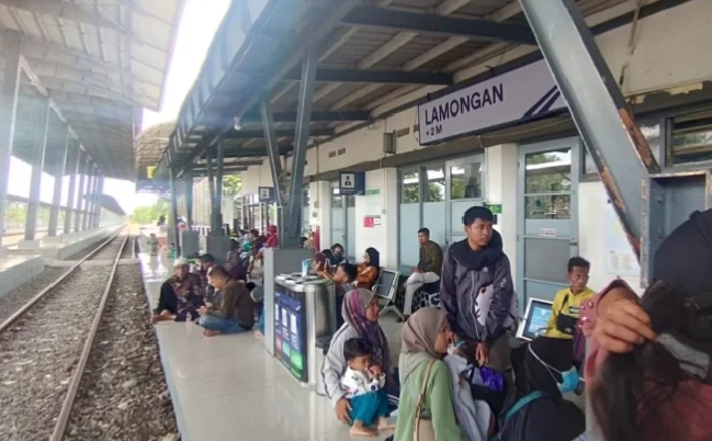 Suasana peron Stasiun KA Lamongan