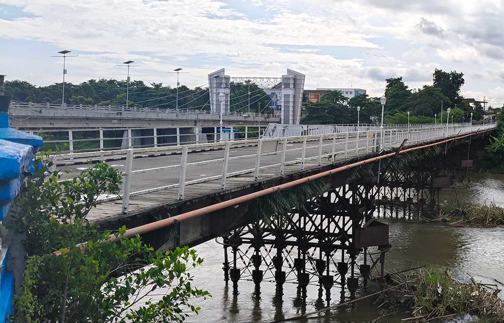 Jembatan Lama yang masih berdiri kokoh di atas sungai Brantas. Foto: Muji Harjita.