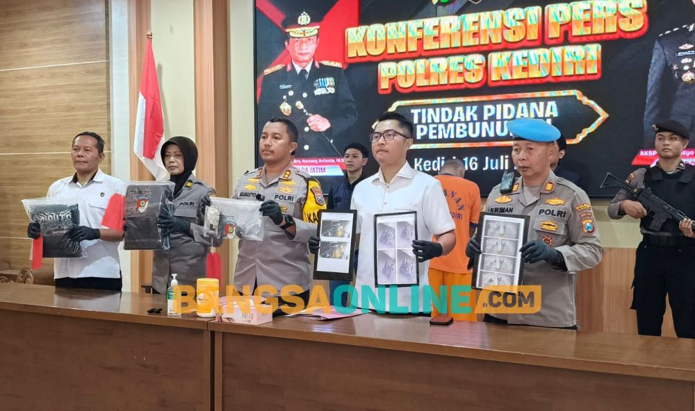 Kapolres Kediri AKBP Bramastyo Priaji dan Kasat Reskrim Polres Kediri AKP Joshua Peter Krisnawan bersama jajaran saat menunjukkan barang bukti. Foto: Muji Harjita/BANGSAONLINE