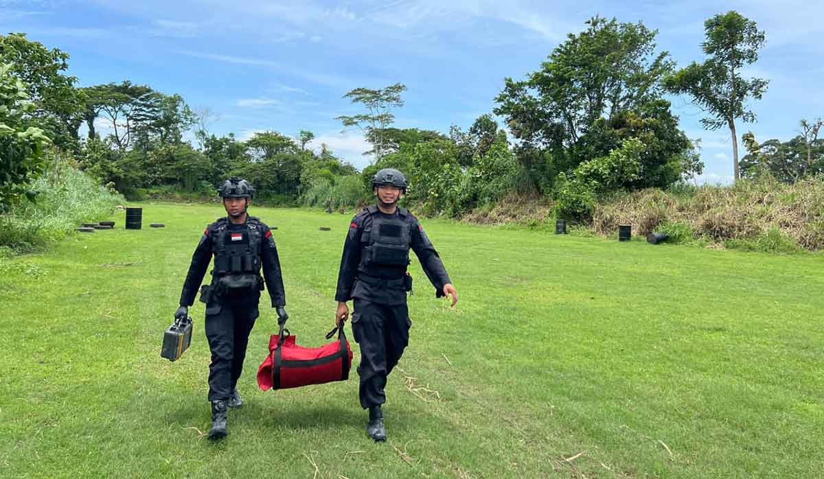 Petugas saat mengevakuasi mortir yang ditemukan di Kota Blitar.