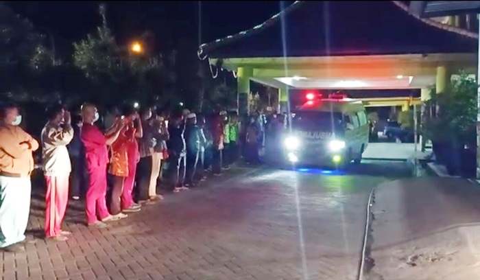 Teman-teman sejawat di RSUD Slamet Martodirdjo memberikan penghormatan terakhir kepada Nufia Anggraeni saat akan dibawa ke TPU Jagalan, Kelurahan Paremon, Pamekasan.