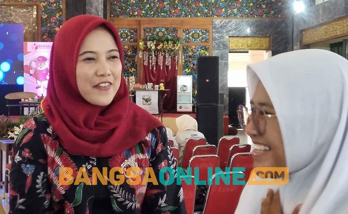 Dosen Psikologi UTM, Naylur Rohmah (kiri). Foto: AHMAD FAUZI/BANGSAONLINE