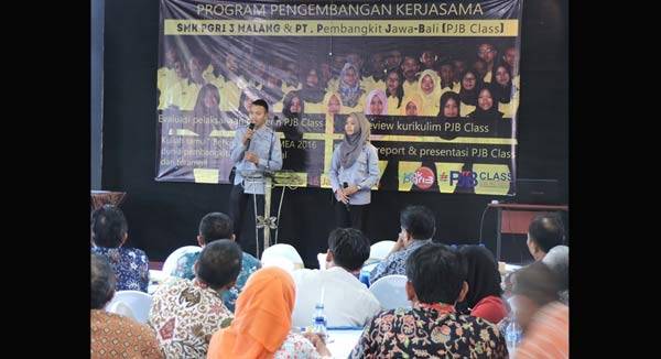 Seorang siswa ketika melakukan presentasi di hadapan undangan saat review class di aula SMK PGRI 3 Malang. foto: iwan/ BANGSAONLINE