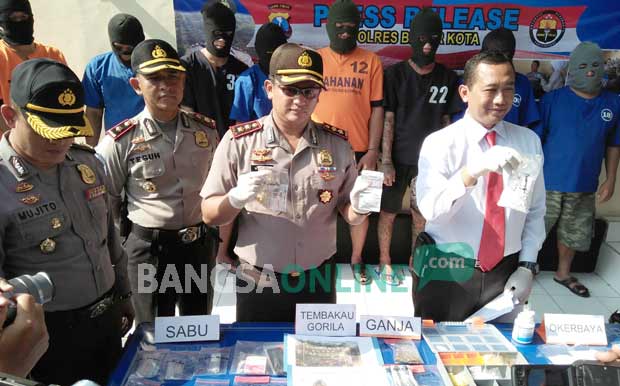 Kapolres Blitar Kota AKBP Heru Agung Nugroho, menunjukkan sejumlah barang bukti narkoba. foto: AKINA/ BANGSAONLINE