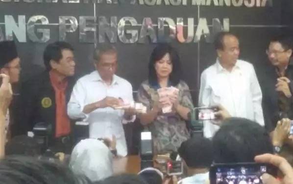 Dua gepok uang duka yang diberikan Densus 88 kepada Suratmi, Istri Siyono saat dibuka isinya di Komnas HAM.