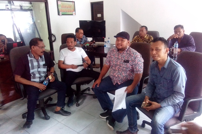Ketua FRBP APBD Amrullah (tengah pake topi), M Yunus (Baju putih), ketua Gebrak Helmi Rosyadi (baju biru) foto bersama di room pers DPRD Banyuwangi.