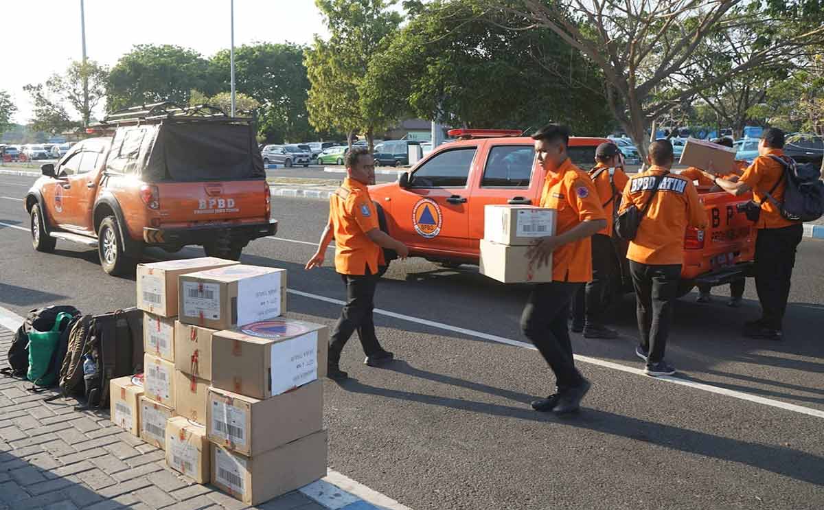 Petugas saat membawa bantuan untuk dikirimkan ke Banjarmasin.
