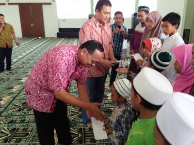 pemberian santunan kepada anak yatim. foto:istimewa