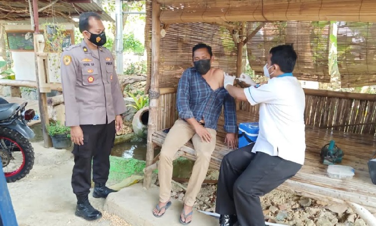 Mudahkan Warga Dapatkan Vaksin, Polres Pamekasan Gelar Vaksinasi dari Rumah ke Rumah