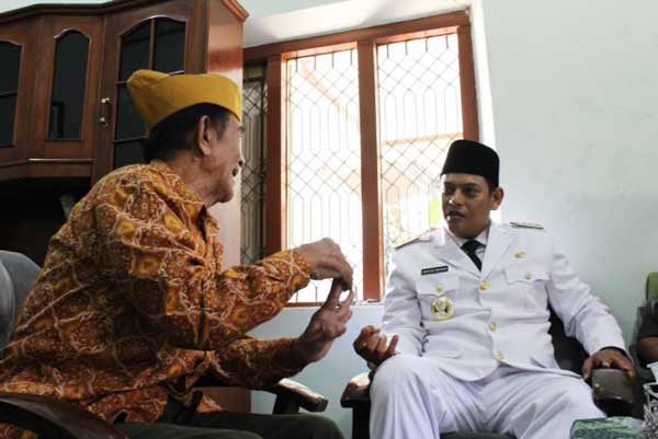 Wali Kota Kediri Abdullah Abu Bakar saat mengunjungi salah satu pejuang veteran. (foto: arif kurniawan/BANGSAONLINE)