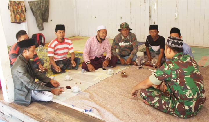 Serma Widi saat memberikan Bintal di Desa Karang Anyar Kecamatan Ketapang, Kabupaten Sampang, Madura.