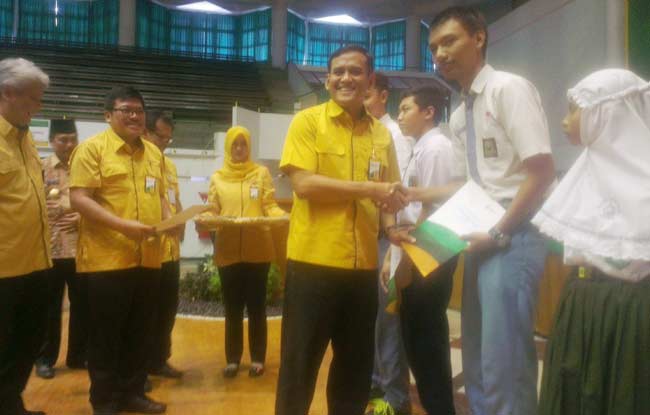 Dirut PG Nugroho Christijanto bersama jajaran direksi ketika menyerahkan beasiswa berprestasi. foto: SYUHUD/ BANGSAONLINE