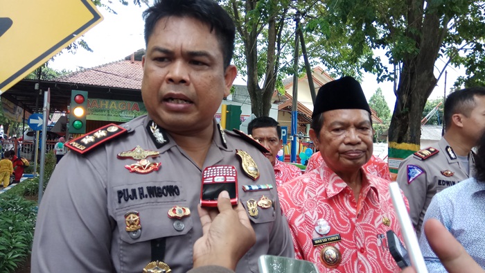 Kapolres Mojokerto Kota AKBP Puji H Wibowo ketika menyampaikan keterangan pers terkait pembentukan Satgas Anti-hoax dan SARA. foto: YUDI EP/BANGSAONLINE
