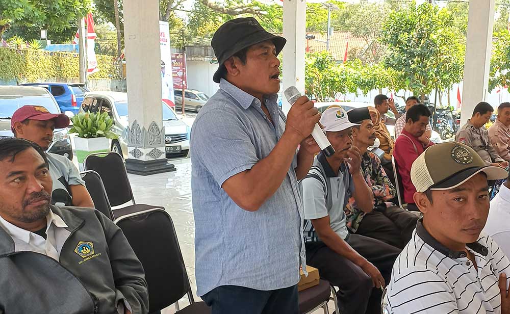 Supangat, salah satu peternak sapi, meminta pedagang nakal yang menjual daging sapi akibat keracunan ditindak.
