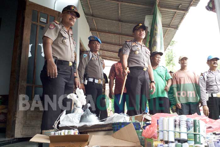 Kapolres Jombang, AKBP Agung Marlianto melakukan penggerebekan produsen petasan di Desa Brangkal, Kecamatan Bandar Kedungmulyo, Selasa (13/6/2017). foto: ROMZA/ BANGSAONLINE