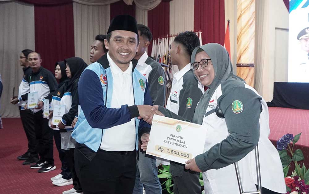 Wali Kota Pasuruan Adi Wibowo saat menyerahkan penghargaan dan bonus kepada para pelatih olahraga yang telah berjasa pada ajang Popda XIV dan Peparpeda II Jatim.