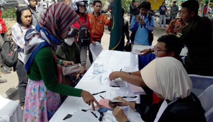Para pengendara saat ditilang di tempat.