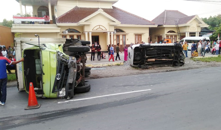 Kondisi dua kendaraan usai terlibat kecelakaan. foto: AAN AMRULLOH/ BANGSAONLINE