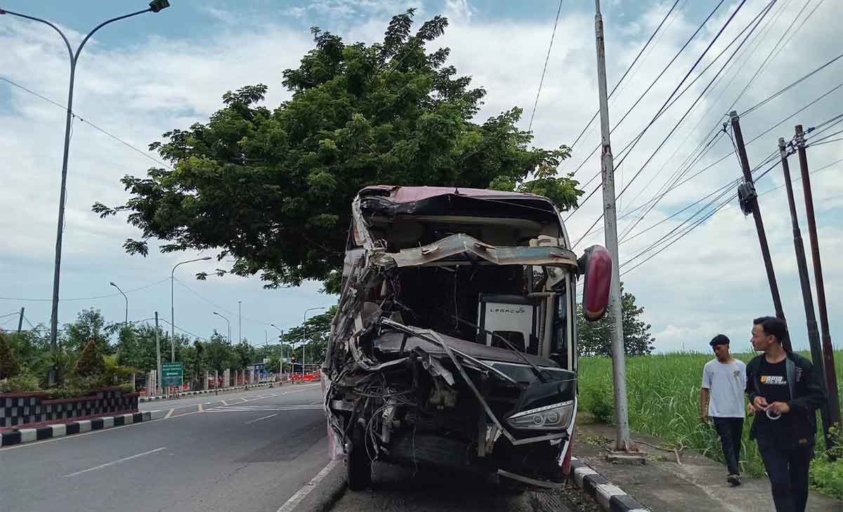 Kondisi bus yang mengalami kecelakaan dan sudah dievakuasi di Ngawi.